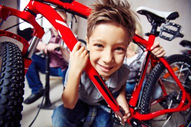 İngiliz anahtarı ve bisiklet bir çocuk
