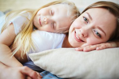 Annesinin sırt üstü uyuyan kızı