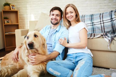 Genç çift ve onların köpek vasıl ev