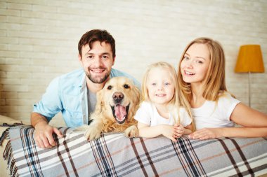 Kızı ve köpek ile Çift