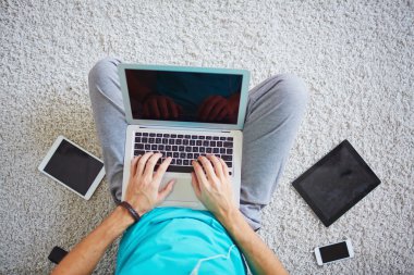 Adam katta oturan ve araçları kullanma