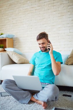 Adam cep telefonu konuşma ve ağ