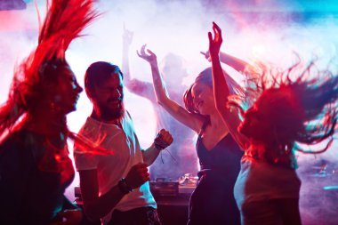 Deejay büyük yankı uyandırdı ve kalabalık dans