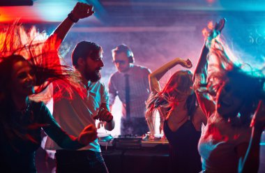 Deejay büyük yankı uyandırdı ve kalabalık dans