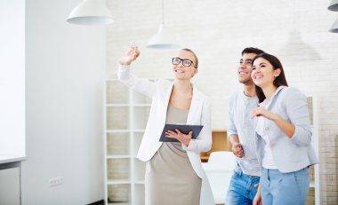 Genç çift danışmanlık broker