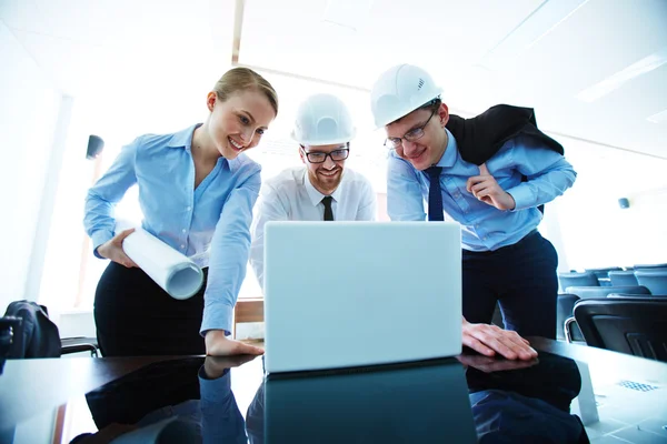 Architecten op zoek op laptop-beeldscherm — Stockfoto