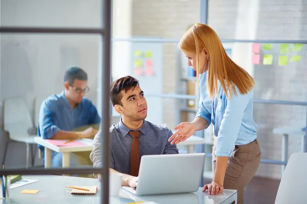 Zakenvrouw consulting collega in office — Stockfoto