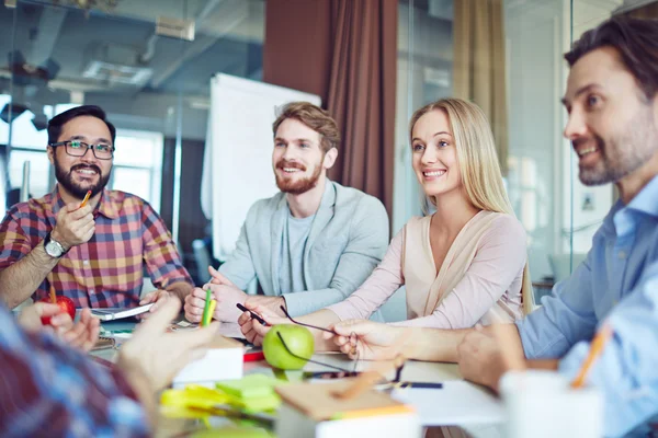 Business team sharing and discussing ideas — Stock Photo, Image