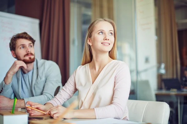 Hombre y mujer de negocios durante la presentación del proyecto — Foto de Stock