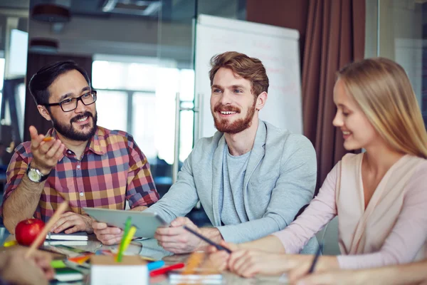 Hombre de negocios con touchpad y colegas — Foto de Stock