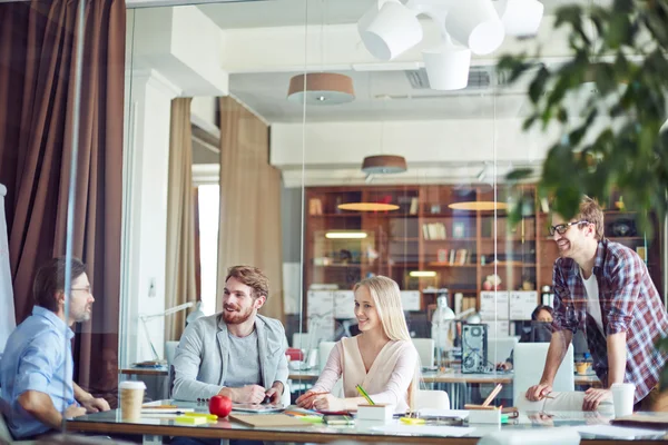 Collega's communiceren in office — Stockfoto