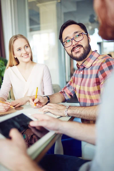 Gente de negocios discutiendo fecha ordenador —  Fotos de Stock