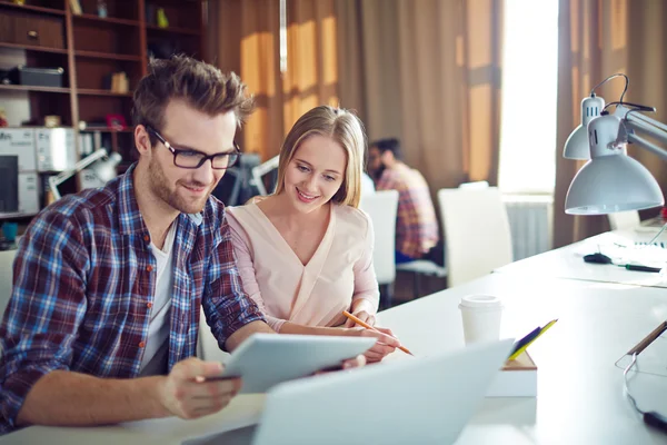 Mensen uit het bedrijfsleven met behulp van de touchpad — Stockfoto