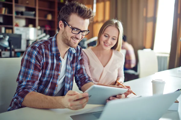 Mensen uit het bedrijfsleven met behulp van de touchpad — Stockfoto