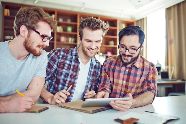 Ondernemers met touchpad in office — Stockfoto