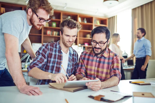 Ondernemers met touchpad in office — Stockfoto