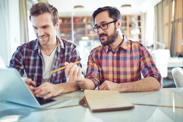 Businessman explaining data to his colleague — Stock Photo, Image