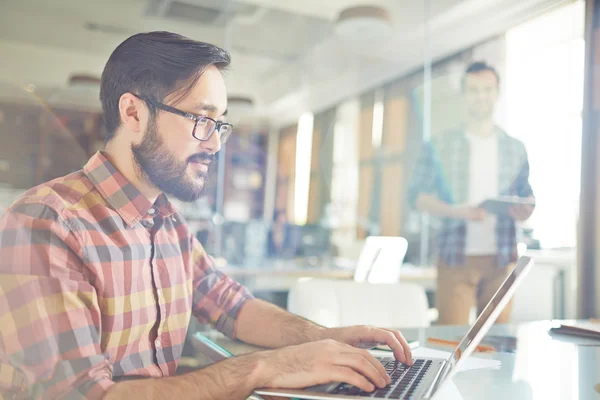 Kontorist beter i laptop — Stockfoto