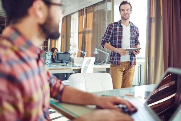 Homem de negócios moderno com touchpad — Fotografia de Stock