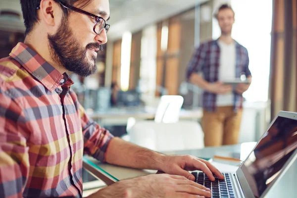 Zakenman netwerken in office — Stockfoto