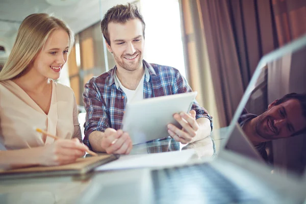 Mitarbeiter schauen auf Touchpad durch Daten — Stockfoto