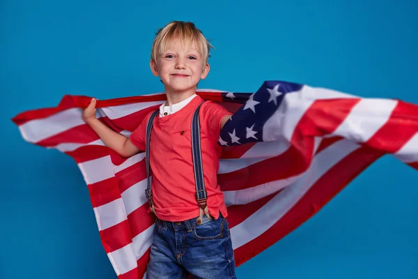 Μικρό αγόρι πατριώτης με την σημαία των ΗΠΑ — Φωτογραφία Αρχείου