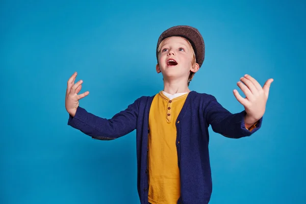 Pojken i fritidskläder uttrycker glädje — Stockfoto