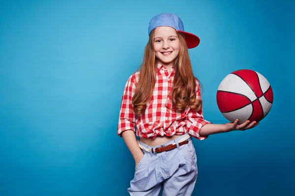 Menina bonito com bola de basquete — Fotografia de Stock