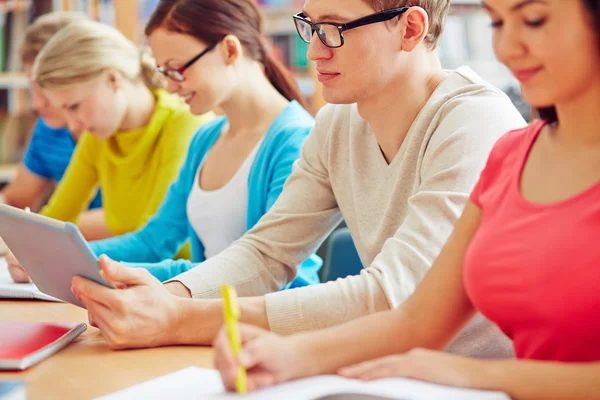 Smart student tjej med pekplatta — Stockfoto