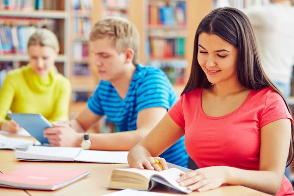 Estudiante sentada en la biblioteca universitaria — Foto de Stock