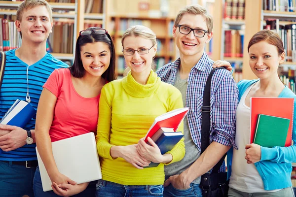 Gruppo di amici universitari in biblioteca — Foto Stock