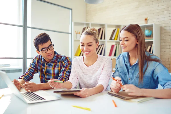 Jeugdvrienden op zoek door notities — Stockfoto