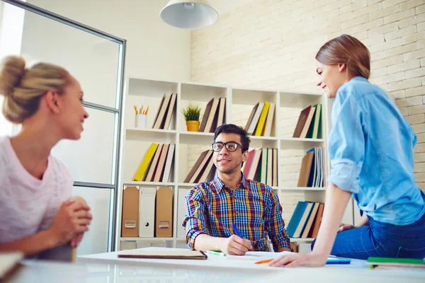 Teenager-Freunde unterhalten sich in der Pause — Stockfoto