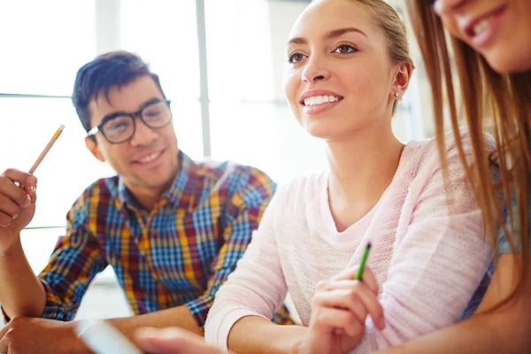 Flicka mellan hennes college vänner — Stockfoto