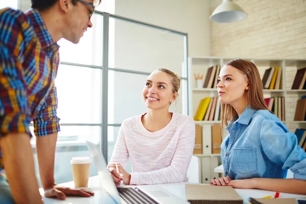 Ragazze guardando il loro compagno di gruppo — Foto Stock