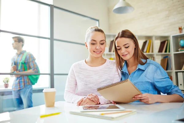 Teenage girls reading notes — Stock Photo, Image