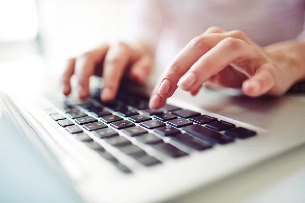 Vingers raken toetsenbord van de laptop — Stockfoto