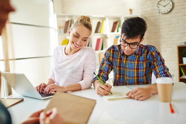 Teenage man tekening in bibliotheek — Stockfoto