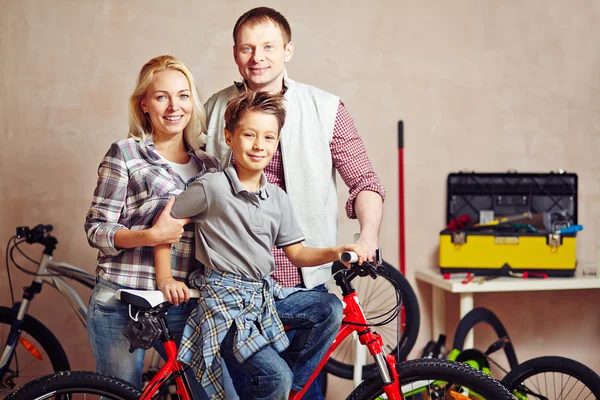 Par och lille pojken med cykeln — Stockfoto