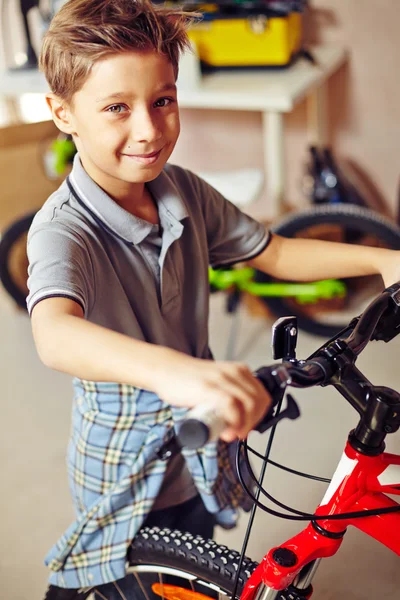 Gladlynt pojke med cykel — Stockfoto