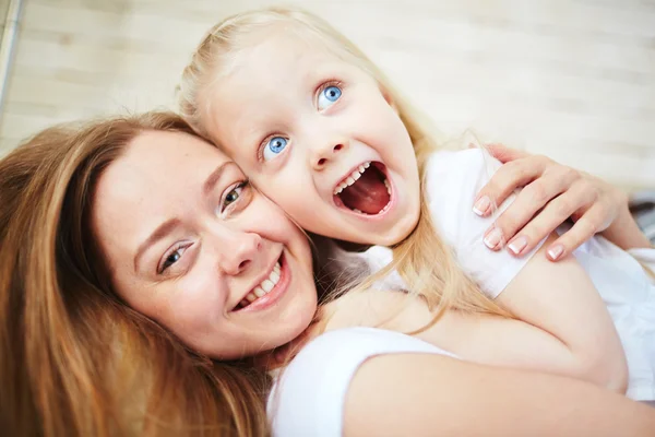 Mãe e filha felizes — Fotografia de Stock