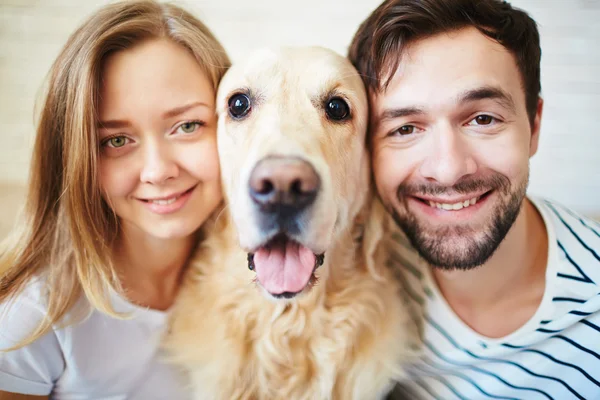 Ungt par och deras hund — Stockfoto