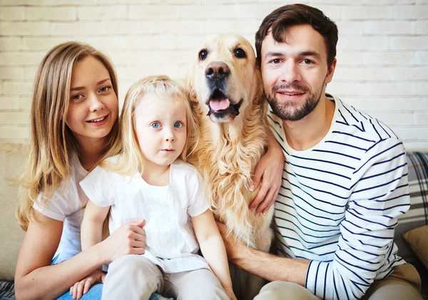 Par med dotter och hund — Stockfoto