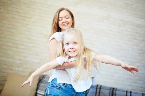 Mulher brincando com sua filha — Fotografia de Stock