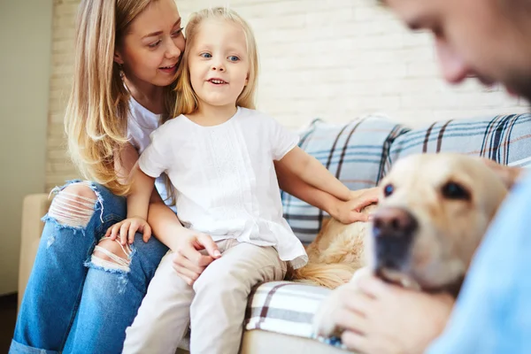 Fille regardant chien avec mère — Photo