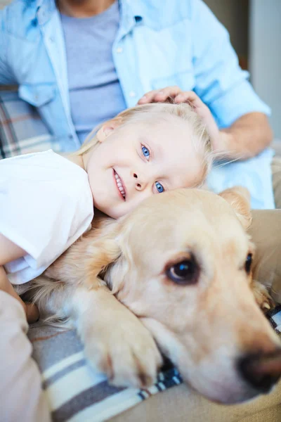 Маленькая девочка обнимает собаку — стоковое фото