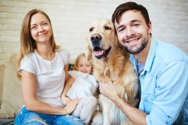 Casal com filha e cachorro — Fotografia de Stock