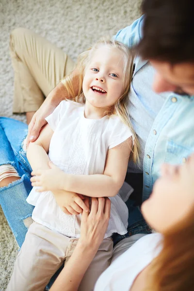 Petite fille au repos avec ses parents — Photo