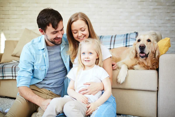 Couple with daughter and dog — Stock Photo, Image