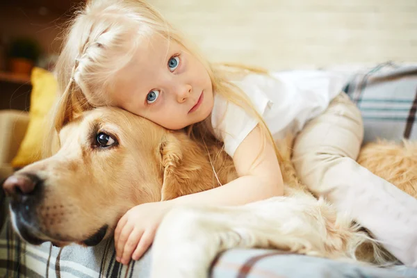 Küçük kız kucaklayan köpek — Stok fotoğraf